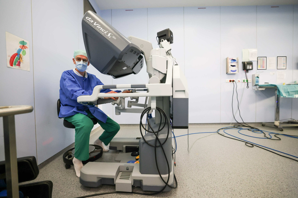 Klaus-Peter Jünemann, Direktor Klinik für Urologie und Kinderurologie am Universitätsklinikum Schleswig-Holstein (UKSH), operiert mit einer Roboter-Konsole "daVinci Si" bei einer Prostata-Operation im UKSH.