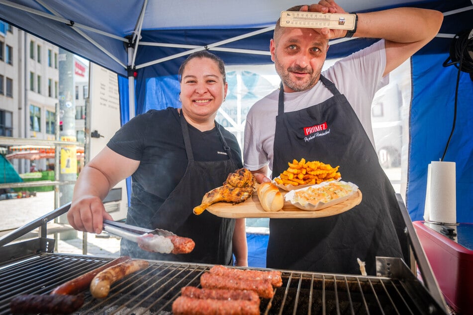 Andreea-Liliana Avadani (34) und ihr Mann Daniel (47) brutzeln rumänische Würste auf dem Grill.