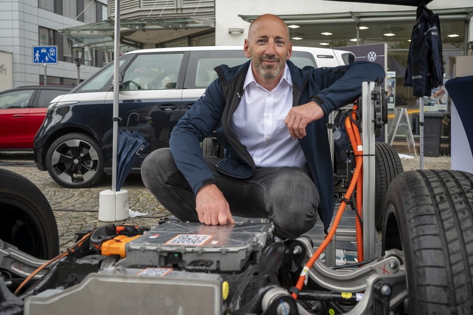 VW-Ausbilder Tino Morgner (50) sitzt auf seinem modernen E-Antriebs-Baukasten. Ein weiteres Modell ist bereits geplant.