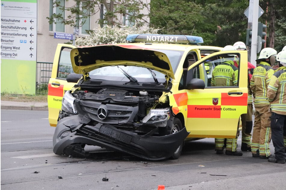 Durch den Unfall auf einer Cottbuser Kreuzung wurde das Notarzt-Fahrzeug stark beschädigt.
