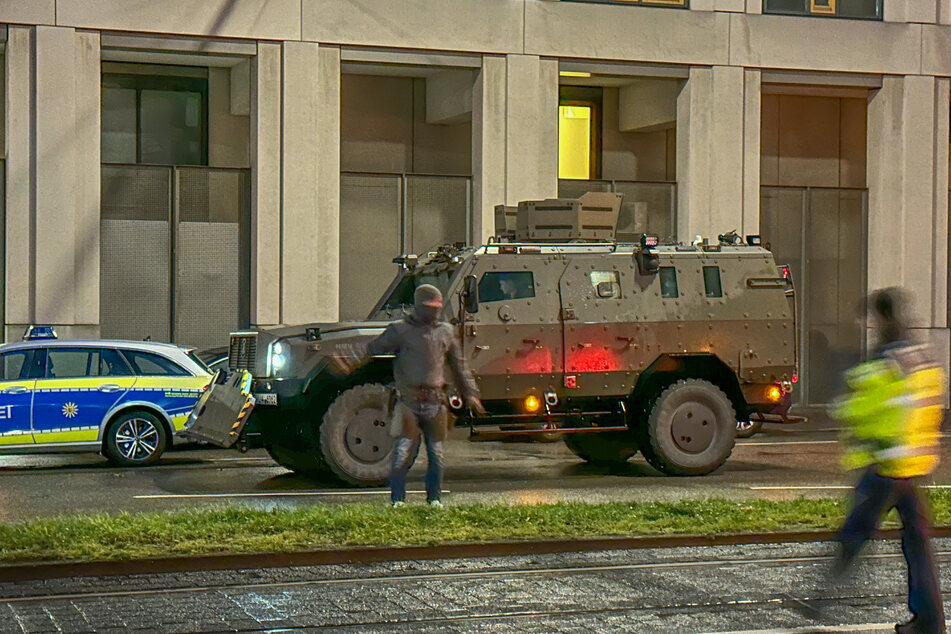 Die Polizei war sogar mit stark gepanzerten Spezialfahrzeugen vor Ort.