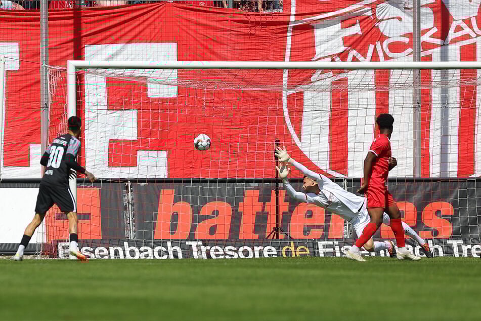 Kein guter Start für den FSV Zwickau: Janik Mäder (Chemie Leipzig) trifft nach nur sechs Minuten zum 0:1.
