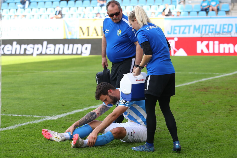 Dejan Bozic (31, am Boden) verletzte sich Sekunden vorm Anpfiff am Sprunggelenk.