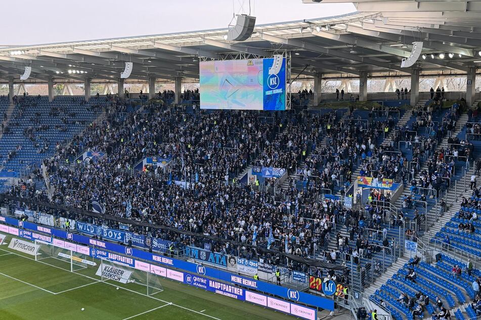 ... drängen sich sowohl Heim-Fans ...