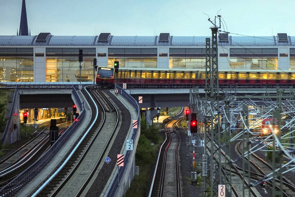 Weil eine 33-Jährige auf die Gleise gestützt ist, musste eine S-Bahn am Ostkreuz eine Vollbremsung einlegen. (Archivfoto)