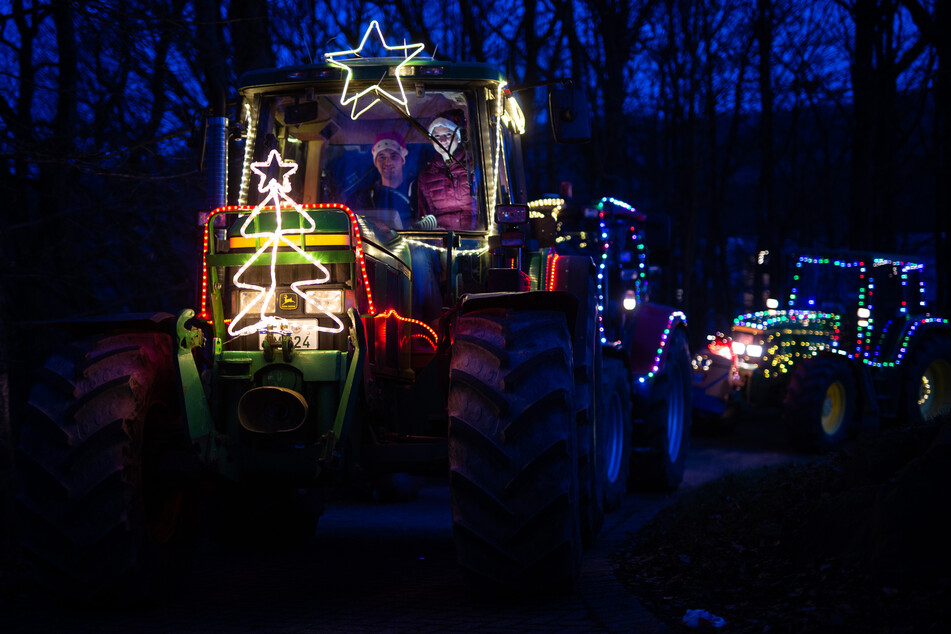 Landwirte wollen mit Hunderten weihnachtlich beleuchteten Treckern in vielen Teilen von NRW für kleine Lichtblicke in der Pandemie sorgen. Die Aktion am Nikolausvorabend steht unter dem Motto "Ein Funke Hoffnung".