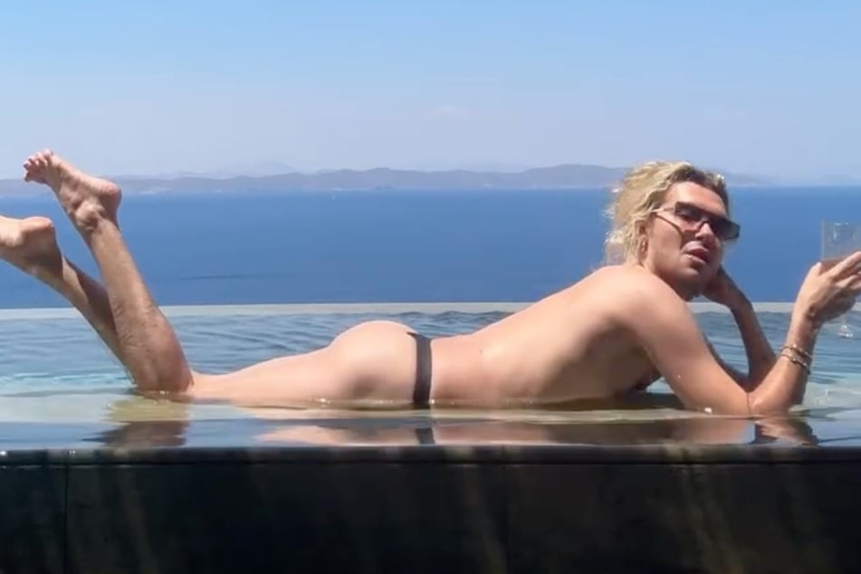 Mit Tanga, Sonnenbrille und einem Glas Alkohol in der Hand beobachtet Bill Kaulitz (35) gerne andere Menschen im Urlaub.