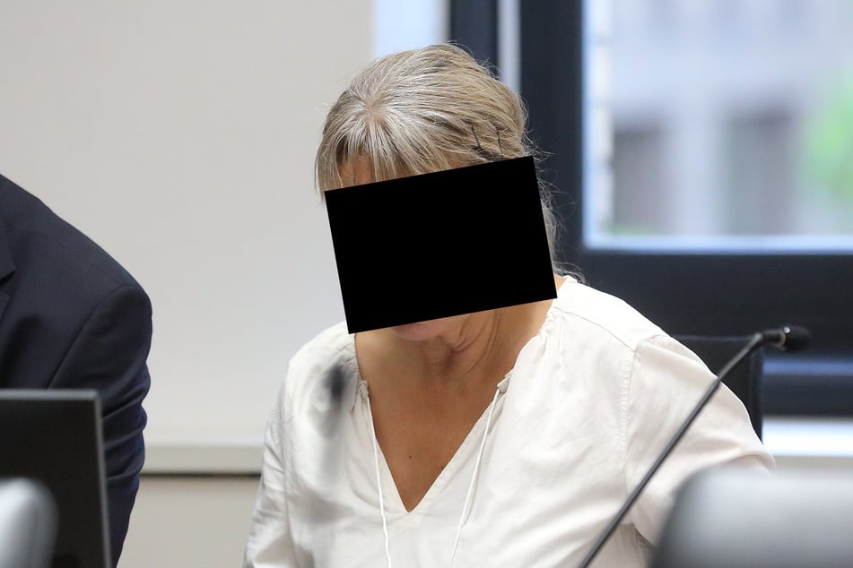 Carola S. (62) sitzt mit ihrem Ex-Freund Edelbert auf der Anklagebank im Landgericht Dresden.