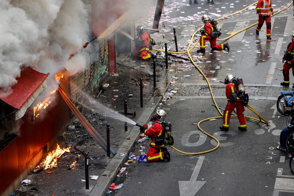 Feuerwehrleute waren im Dauereinsatz.