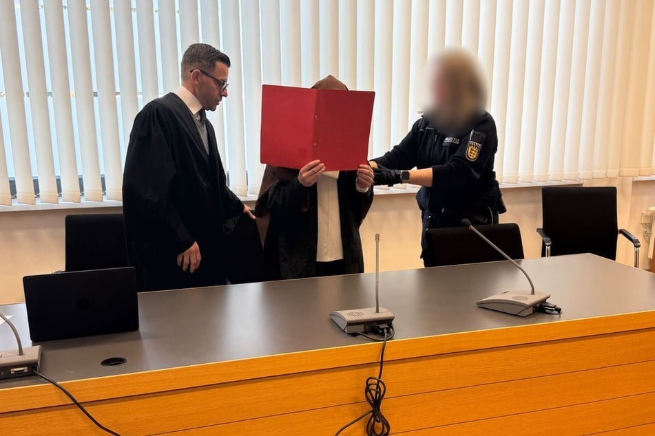 Die 41-Jährige aus Landstuhl musste sich wegen gewerbsmäßigen Betrugs und Urkundenfälschung vor dem Landgericht Heidelberg verantworten.