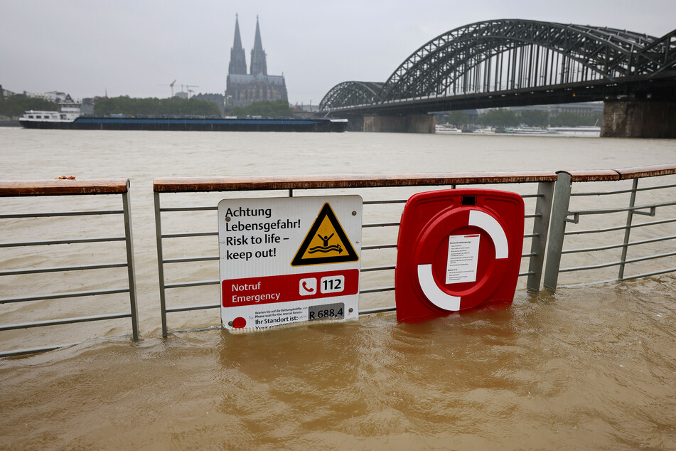 Der Rhein überflutet bereits die Promenade in Köln. In Nordrhein-Westfalen werden in den nächsten Tagen Gewitter mit Hagel und Böen erwartet.