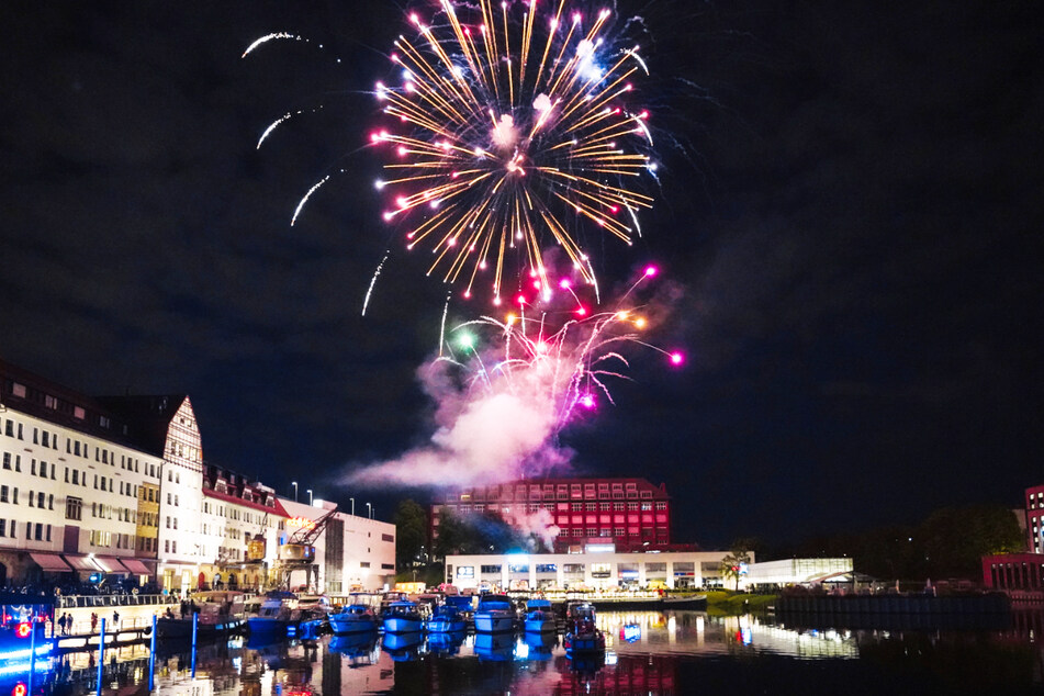 Baby you're a firework! Das Highlight beim Hafenfest erleuchtet am Samstag (6.5.) den Himmel über Berlin.