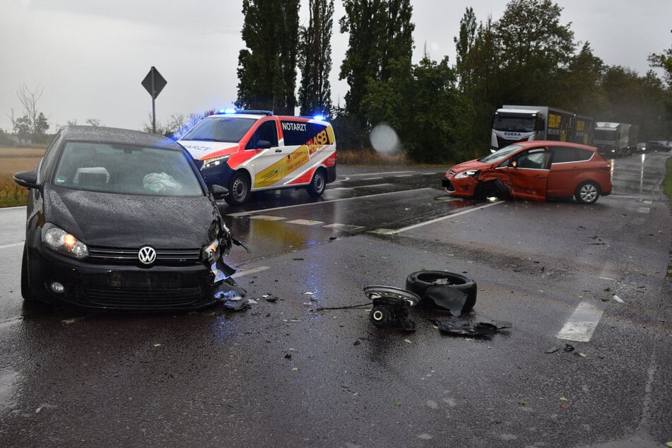 Gegenverkehr übersehen: Zwei Frauen bei Unfall verletzt