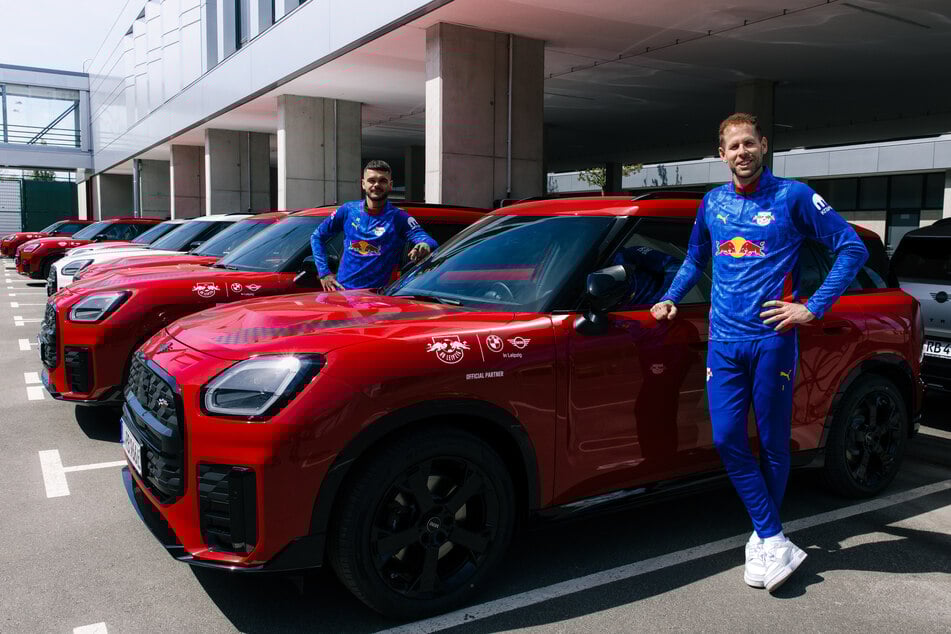 Nicht nur Peter Gulacsi (35, r.) und Max Finkgräfe (22) freuen sich über ihre neuen Autos.