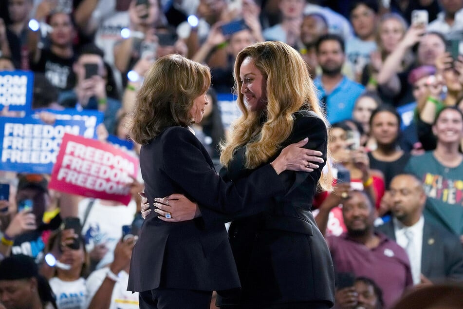 Auch Sängerin Beyoncé (43, r.) stand im Wahlkampf gemeinsam mit Kamala Harris (60, l.) auf der Bühne. (Archivbild)