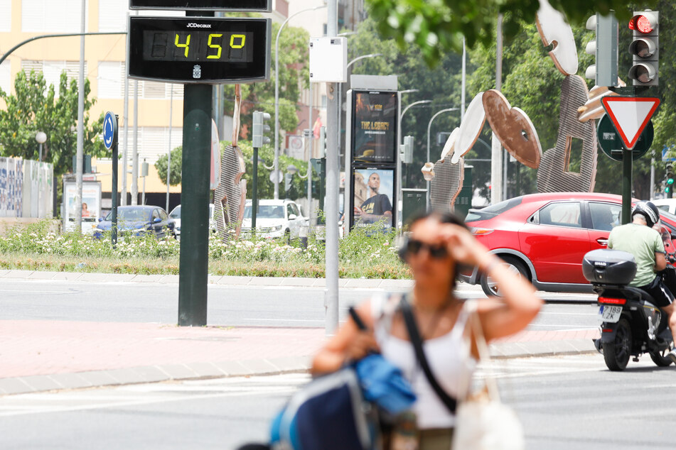 Ein Thermometer zeigt 45 Grad im spanischen Murcia an.