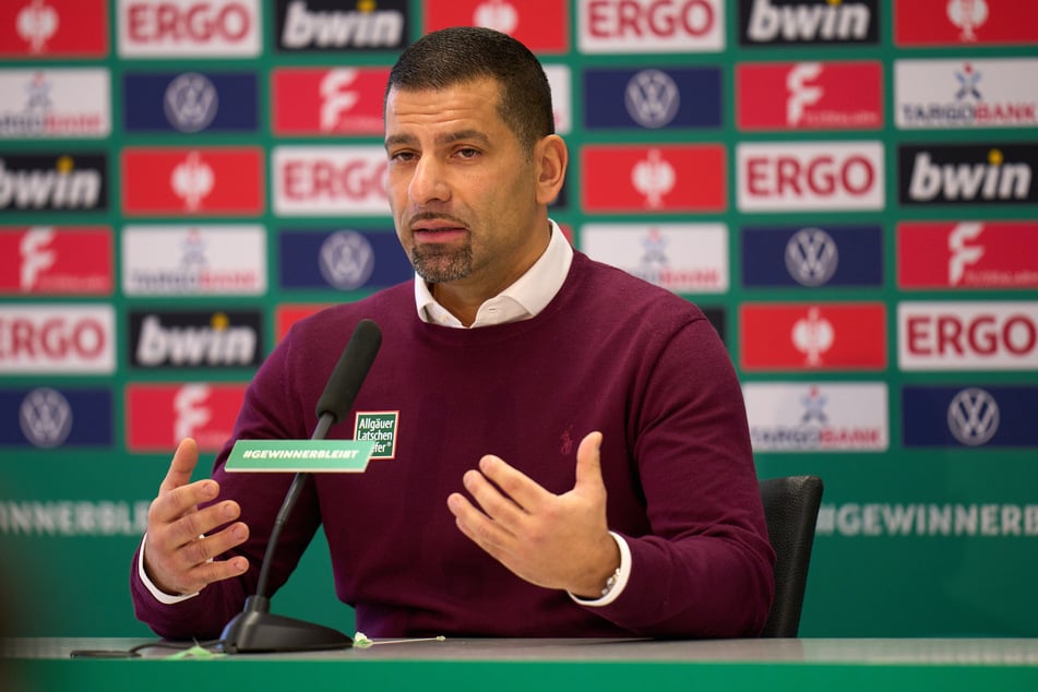 Dimitrios Grammozis nutzte die Pressekonferenz vor dem Heimspiel gegen seinen Ex-Klub Schalke 04, um seiner Wut freien Lauf zu lassen.