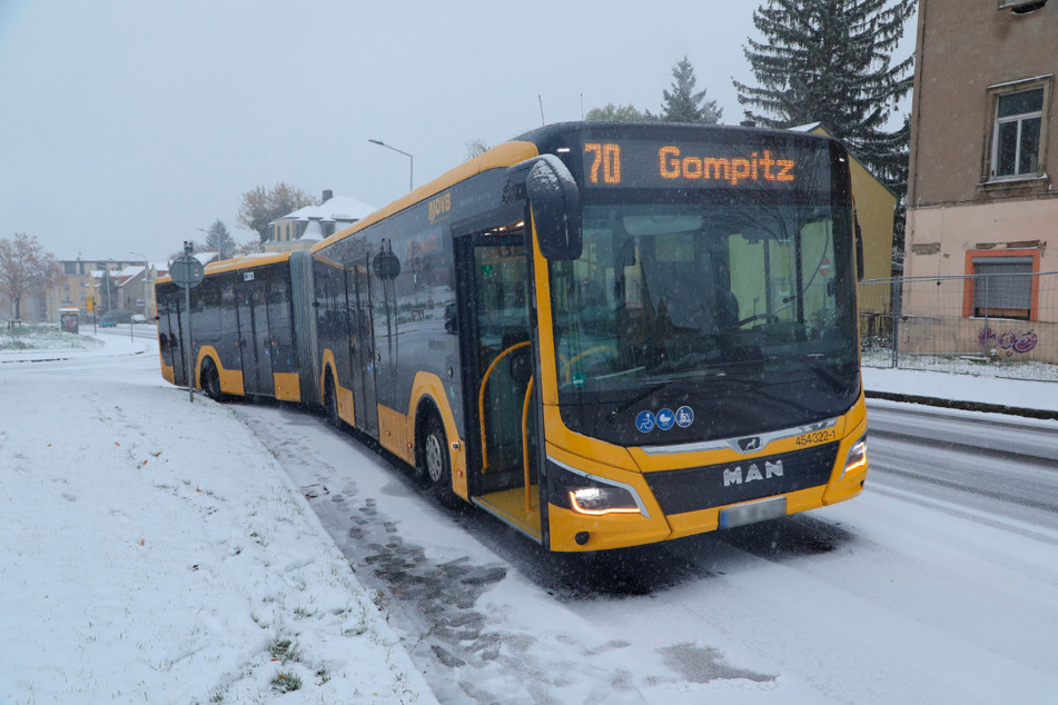 Auch innerhalb Dresdens gab es jede Menge Schnee. Ein Linienbus schaffte es nicht die Kesselsdorfer Straße hinauf.