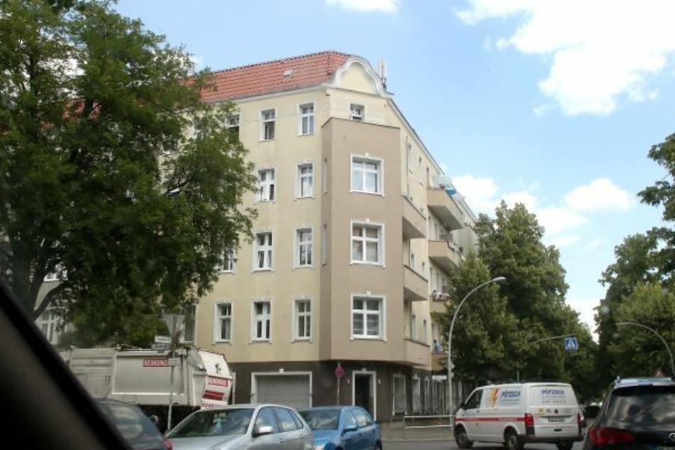 Ein Wohnhaus an der Harzer Straße in Neukölln, das unter Quarantäne gestellt wurde.