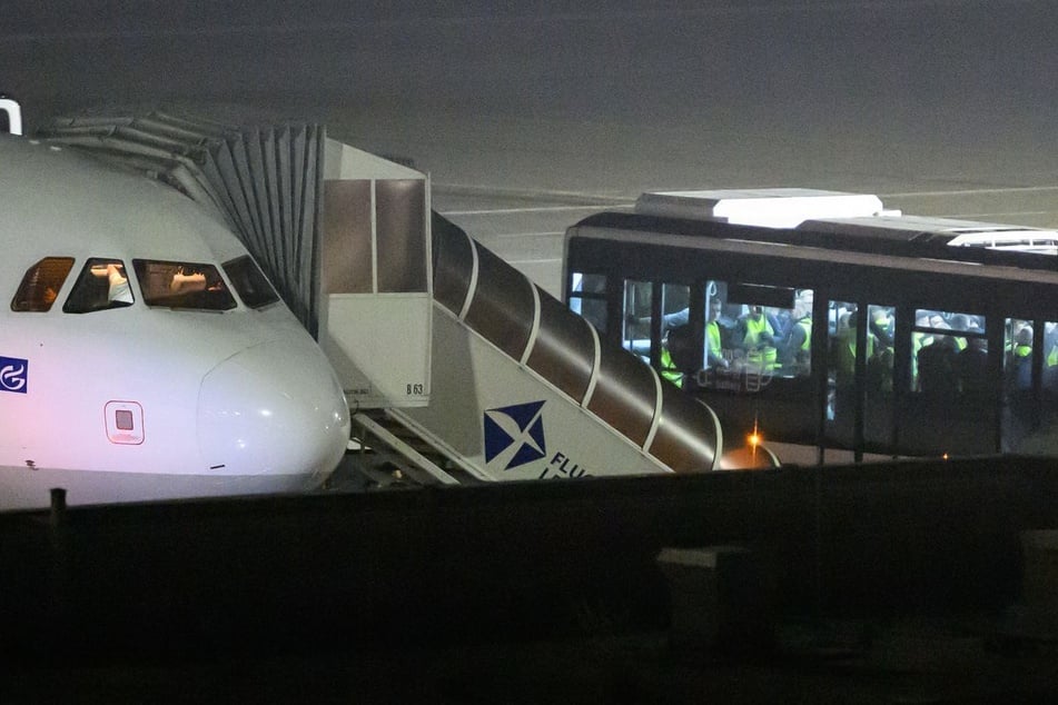 Das Bündnis protestiert gegen einen möglichen Abschiebeflug. (Symbolfoto)
