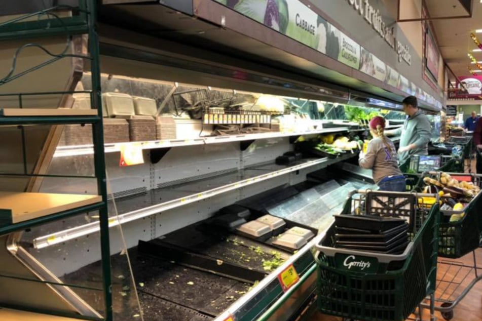Die Angestellten des Supermarktes mussten die Ladenfläche desinfizieren .