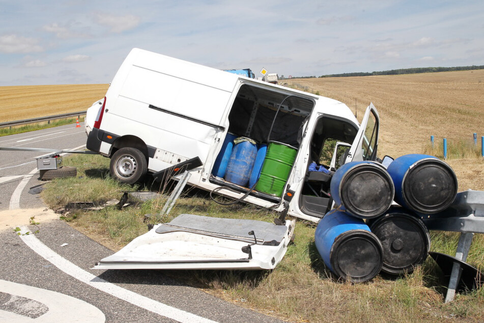 Der verunfallte Renault-Transporter liegt stark beschädigt im Straßengraben.