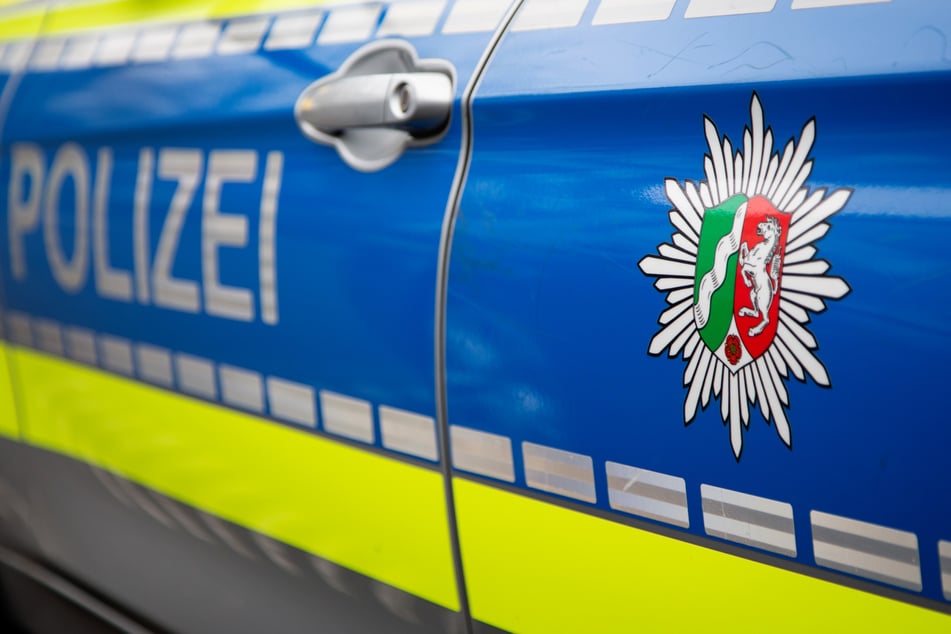 Kleinwagen kracht auf Landstraße in Gegenverkehr: Fahrer stirbt im Krankenhaus