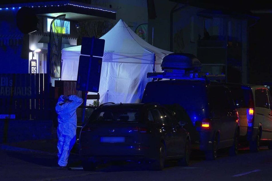 Vor dem Döner-Imbiss war ein Zelt aufgebaut. Beamte trugen weiße Schutzanzüge.