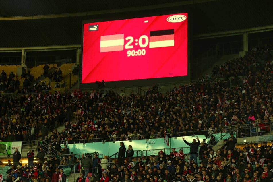 Die deutsche Nationalmannschaft hat sich am Dienstag mit einer desolaten Leistung gegen Österreich blamiert.