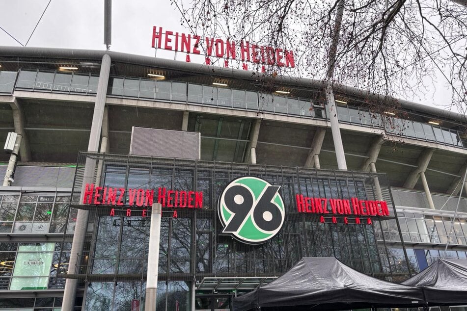 Zumindest die Zuschauerränge in Hannover sind überdacht, auf dem Platz wird es gleich nass.