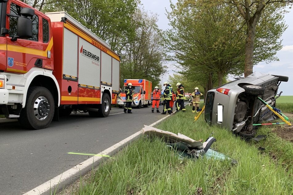 Die Freiwillige Feuerwehr Bad Salzuflen sicherte das verunfallte Fahrzeug und unterstützte bei der Bergung.