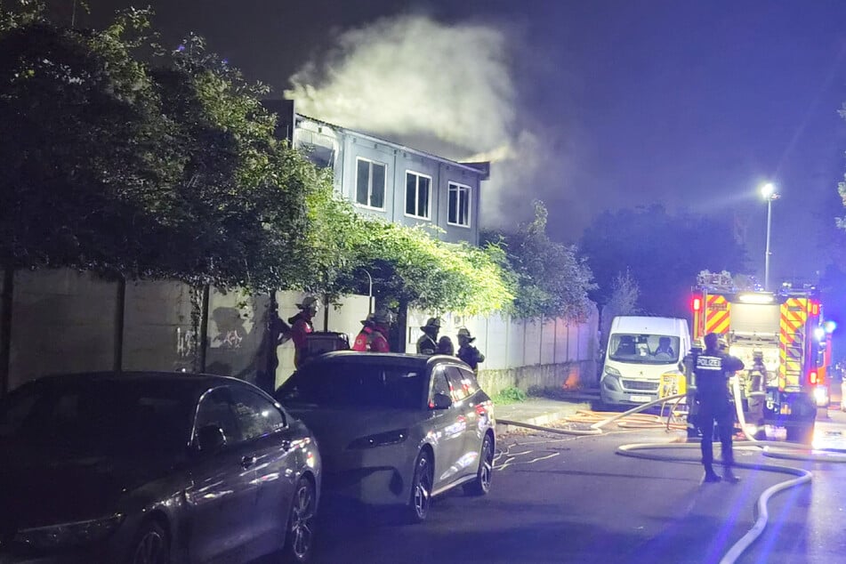 Stuttgart: Flammen schlagen aus Fenstern: Brand in Stuttgarter Wohncontainern löst Großeinsatz aus