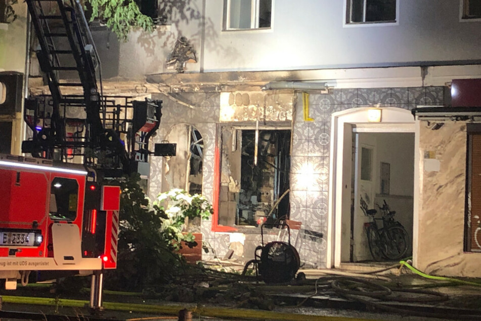 Ein Feuerwehrauto steht am Einsatzort an einem Imbiss.