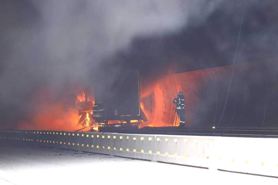 Ein Lastwagen geriet am Nachmittag in Vollbrand.