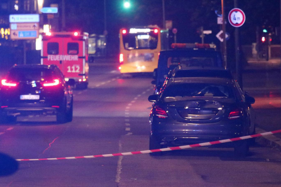 Mann will Straße überqueren und wird von Mercedes erfasst