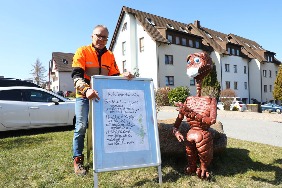 Christian Fritzsch (60) hat seinen geschnitzten E.T. in der Joachimsthaler Straße aufgestellt.