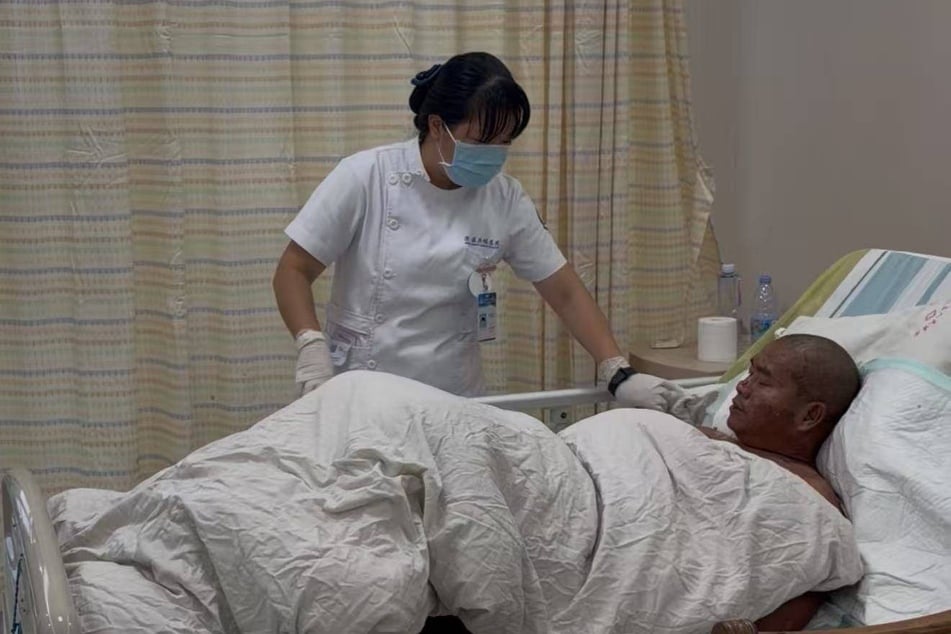 Qin Jianping (39) ist von der schrecklichen Tortur, die er in der Woche auf hoher See durchlebt hat, schwer gezeichnet. Doch wie es scheint, wird der 39-Jährige wieder vollständig genesen.