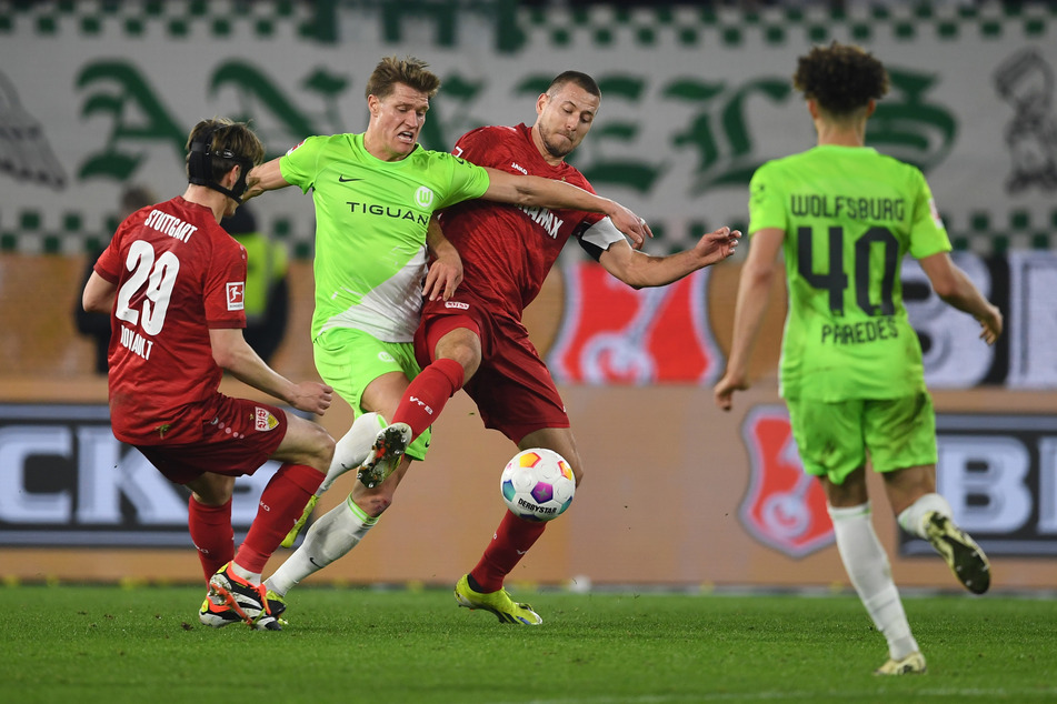 Stuttgarts Waldemar Anton (27, r.) behauptet den Ball gegen Wolfsburgs Kevin Behrens (33).