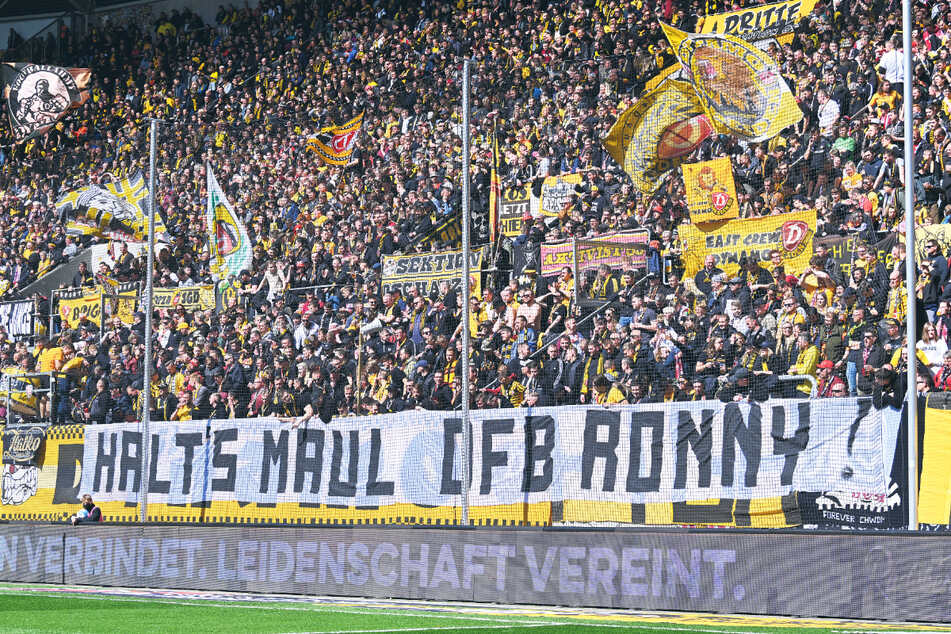 Auch Dynamo-Pressesprecher Ronny Zimmermann wurde mit einem Banner kritisiert.