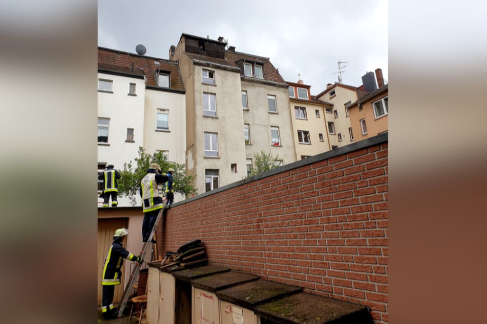 Ein Bild aus der frühen Einsatzphase zeigt die verzwickte bauliche Situation.
