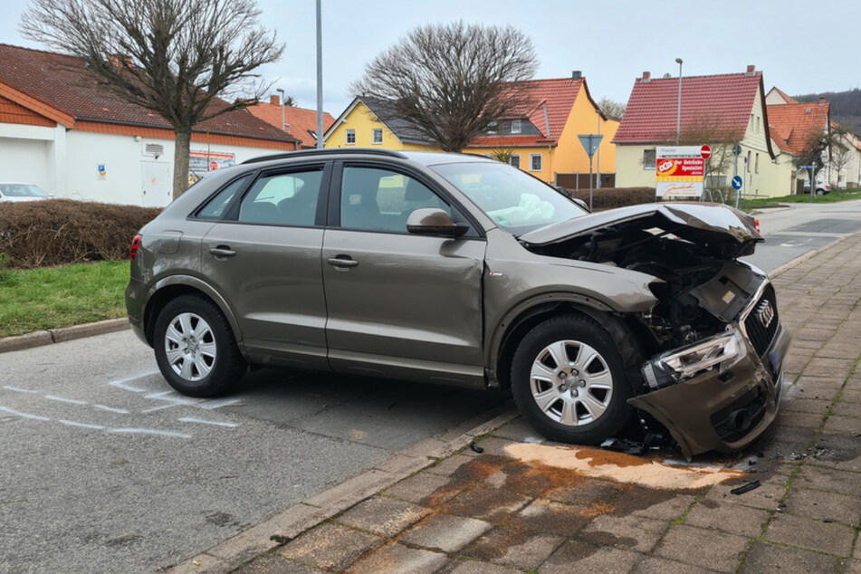 Der Audi krachte in Sondershausen (Kyffhäuserkreis) gegen Hauswand.