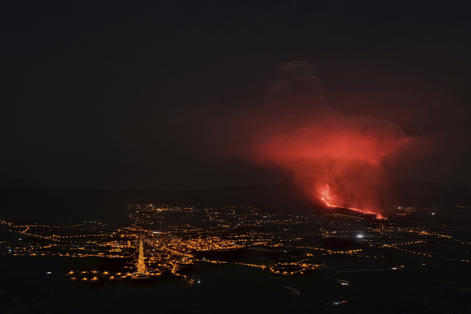 Der Vulkan Cumbre Vieja bei El Paso stößt Lava aus. Wegen großer Mengen Vulkanasche ist der Flugverkehr weiterhin unterbrochen.