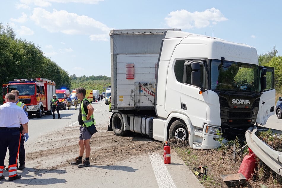 Unfall A17: Transporter kollidiert mit Nudel-Laster: A17 nach Crash gesperrt