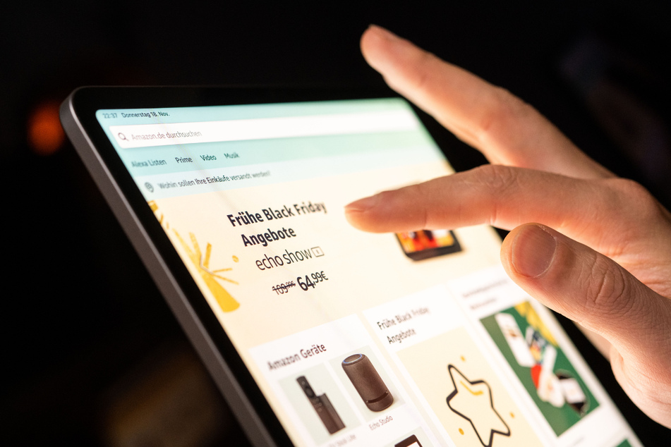 Eine Person schaut sich die Black-Friday-Angebote auf der Online-Shopping-Seite von Amazon auf ihrem Tablet-Computer an.