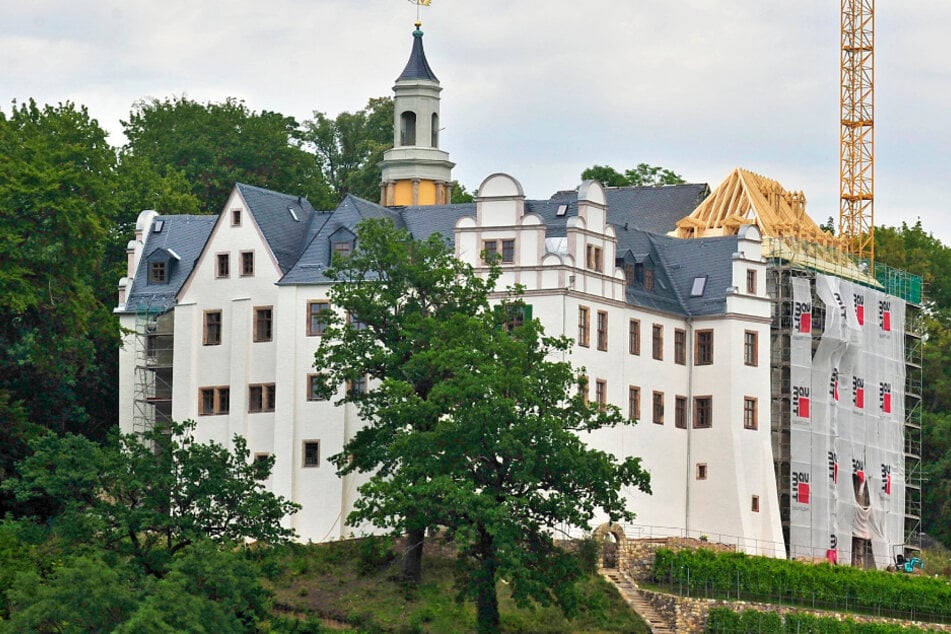 In Schloss eingebrochen: Diebe klauen Kabel und Ritterschwert