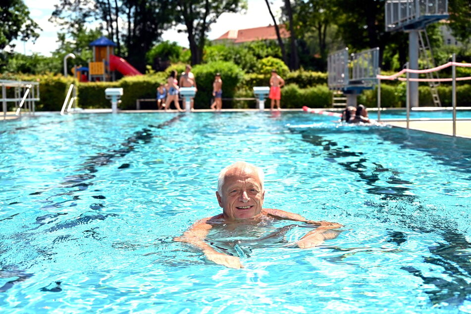 Rentner Christoph Stempel (71) stattet dem Bad mehrmals in der Woche einen Besuch ab.