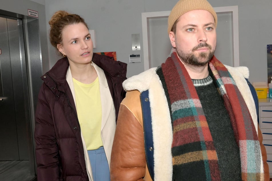 John (r.) sucht die Nähe zu Clara, doch Paulina (l.) wünscht keinen Kontakt zum biologischen Vater.