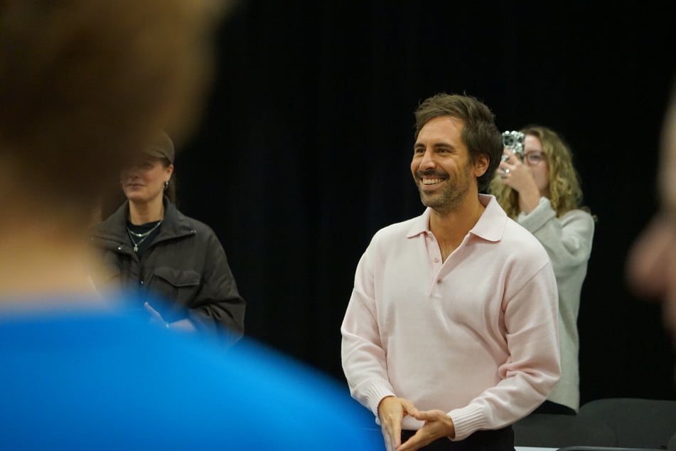 Max Giesinger gut gelaunt beim "Vocal Warm-up" gemeinsam mit dem Cast von "Harry Potter und das verwunschene Kind".