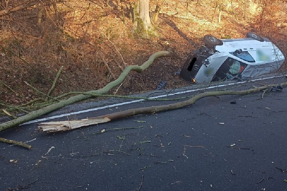 Der Transporter landete auf der Seite liegend in einem Straßengraben.