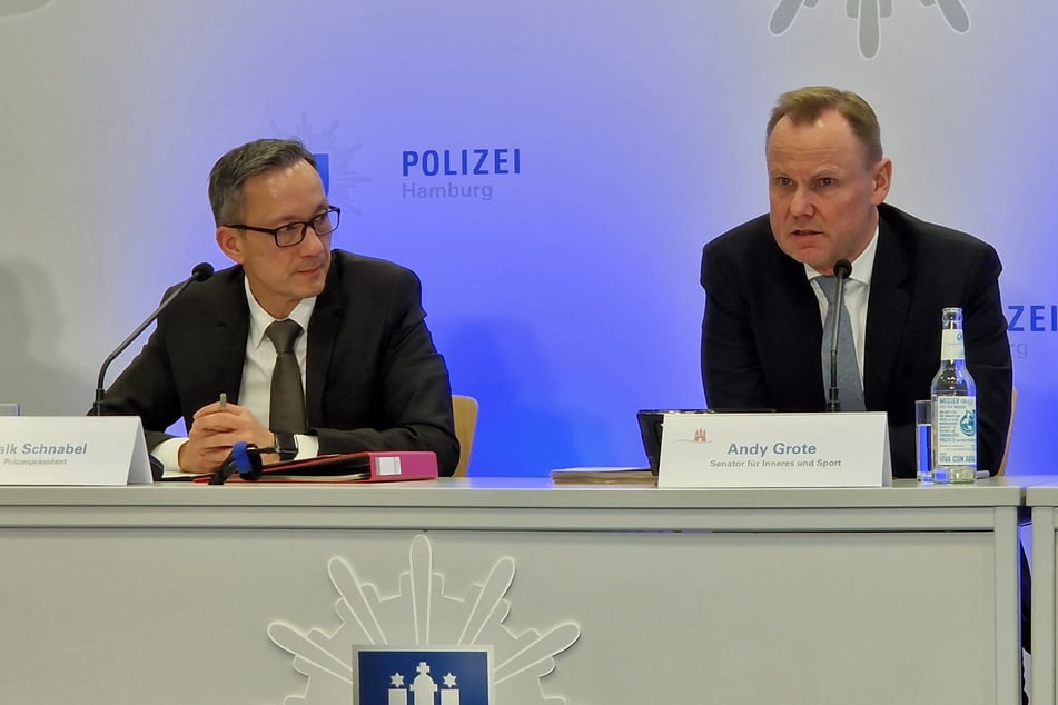 Polizeipräsident Falk Schnabel und Innensenator Andy Grote (56, SPD, r.) bei der Pressekonferenz zur Vorstellung der Polizeilichen Kriminalstatistik 2024 (PKS) am Donnerstag.